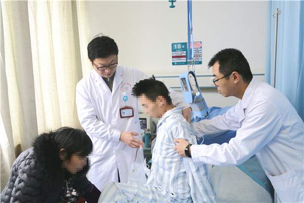 杨宏强主任术后查房1_副本.jpg