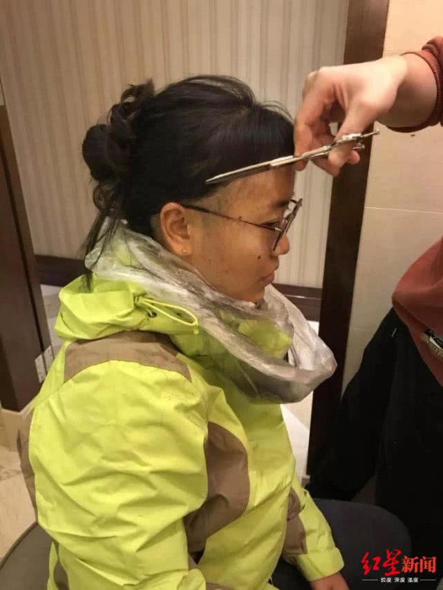四川医生在湖北客串Tony老师,无论男女,他都按照儿子发型来剪