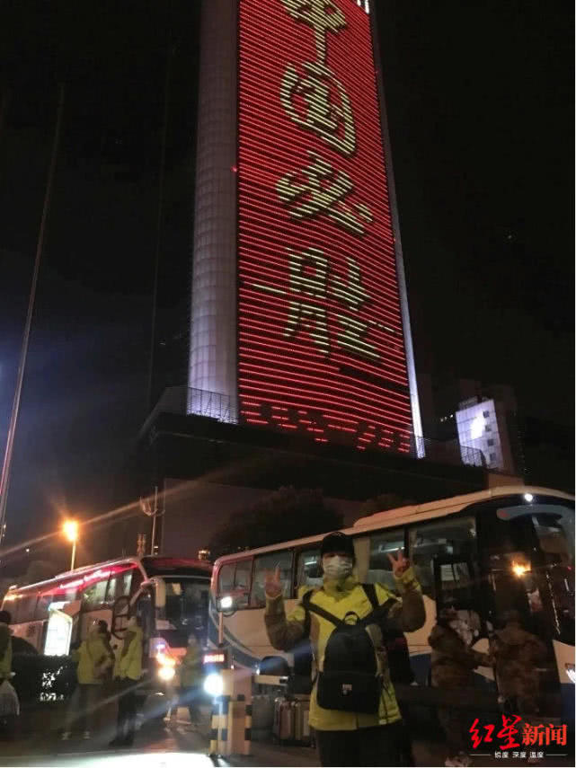 四川医生在湖北客串Tony老师,无论男女,他都按照儿子发型来剪