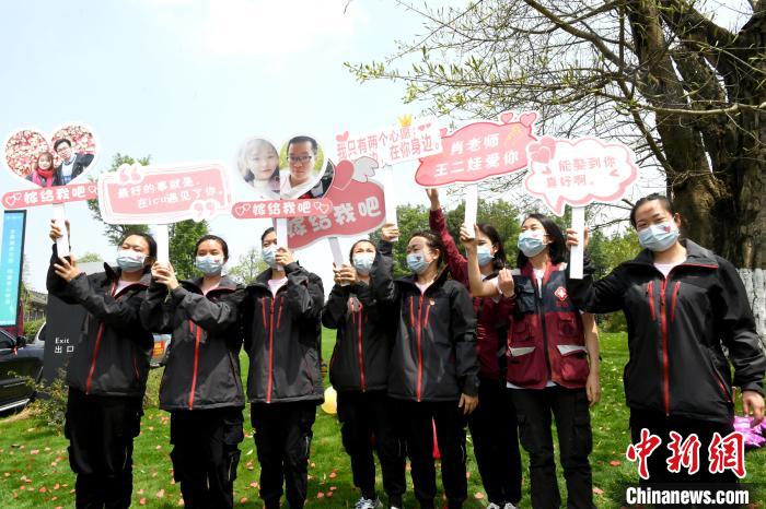 四川省第三批援湖北医疗队队员结束隔离休养男护士现场向女友求婚
