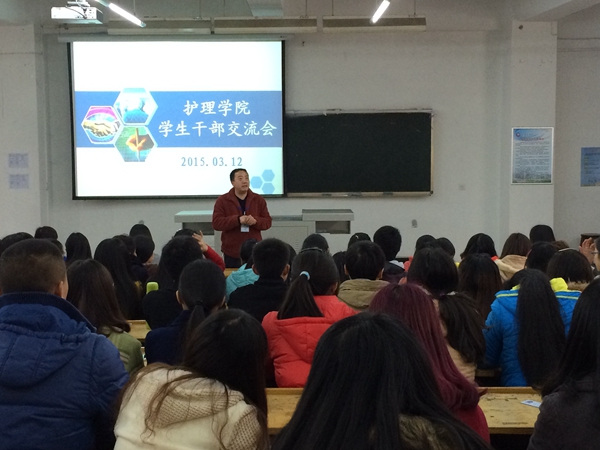http://www.cmc.edu.cn/upload/file/images/%e6%8a%a4%e7%90%86%e5%ad%a6%e9%99%a2%ef%bc%9a%e8%b4%b4%e8%bf%91%e5%ad%a6%e7%94%9f%e5%ae%9e%e9%99%85%e6%83%85%e5%86%b5%20%e8%81%9a%e7%84%a6%e5%ad%a6%e7%94%9f%e6%80%9d%e6%83%b3%e5%8f%98%e5%8c%96.jpg