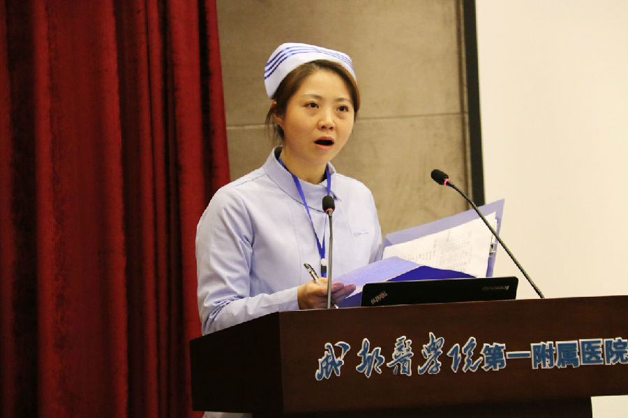 护理部主任钟萍宣读获奖名单.jpg